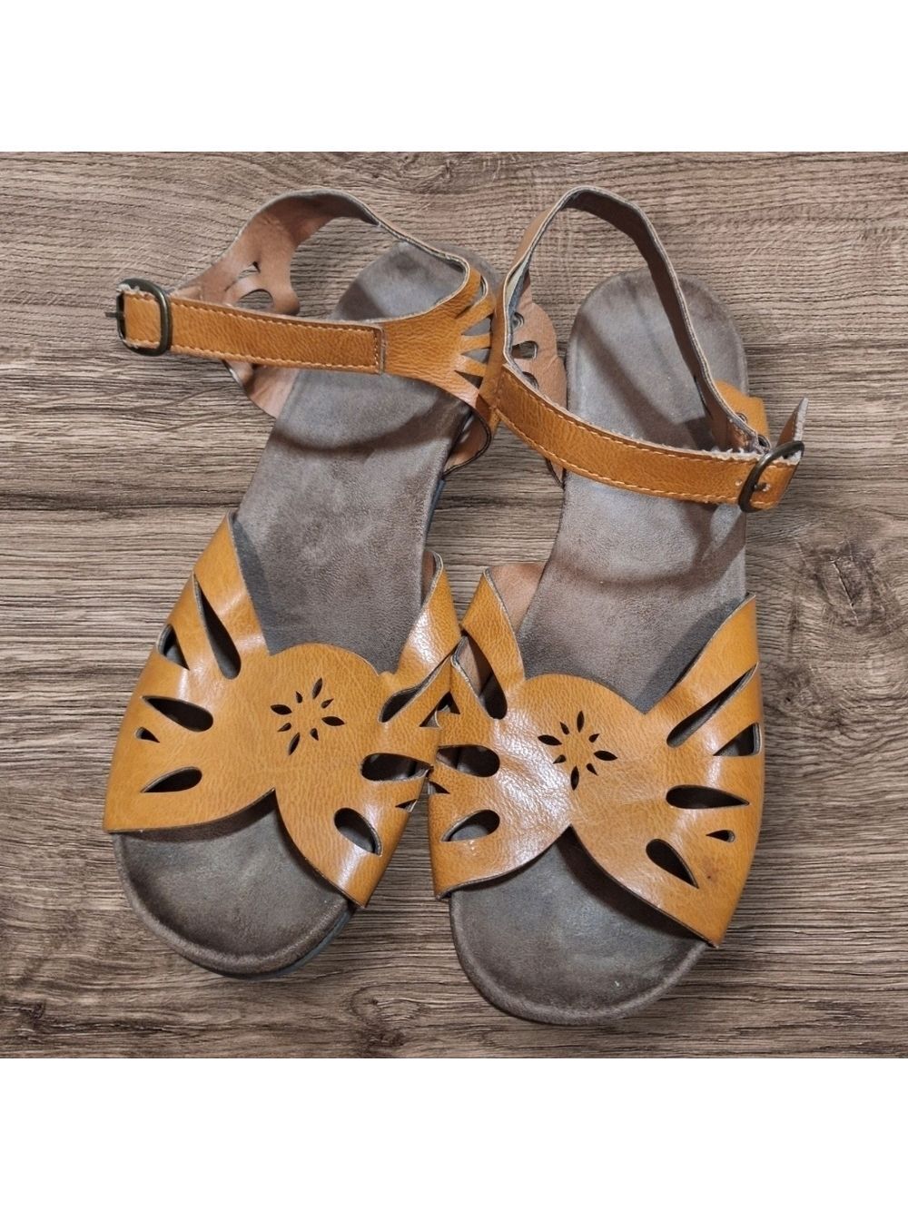 Croft & Barrow Tan Cutout Sandals Size 8